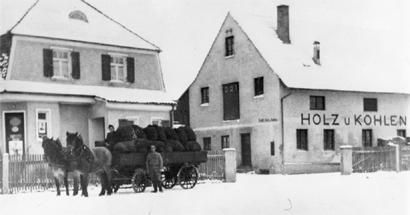 Historisches Foto von 1945: Holz- und Kohlenhandlung Trinkl in Dachau mit Pferdefuhrwerk